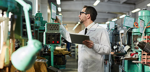 Ingénieur Process qui consulte les lignes de production