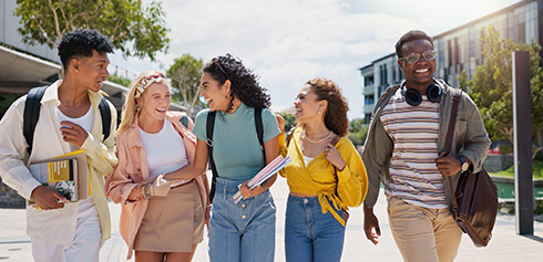 des jeunes heureux de se diriger vers leurs orientation futures